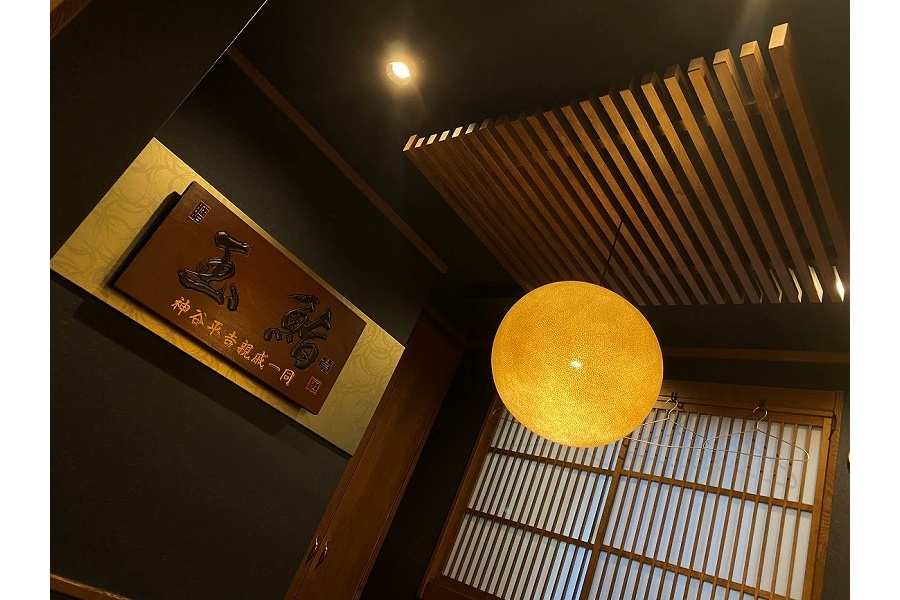 満月の明かりをイメージして、屋外で落ち着いて食事をする感覚に。