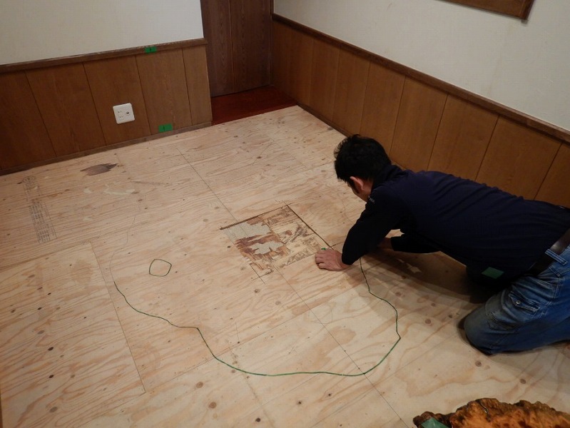 掘りごたつに使用するテーブルの枠取りをしています